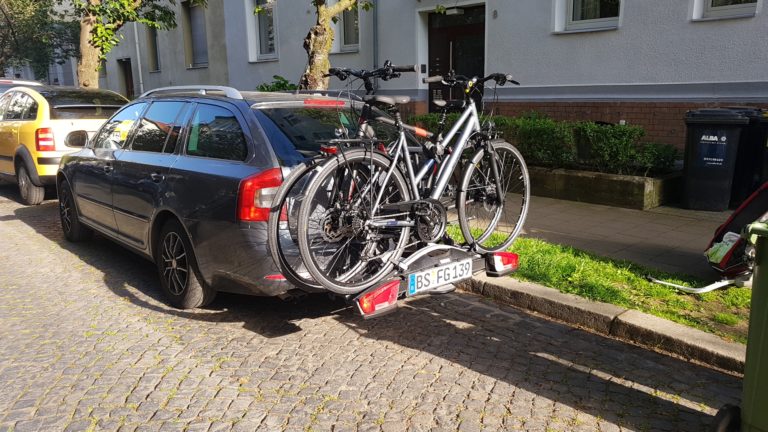 ...auf AHK montiert mit 2 Fahrrädern...